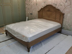 Дубовая кровать с массивным декоративным изголовьем